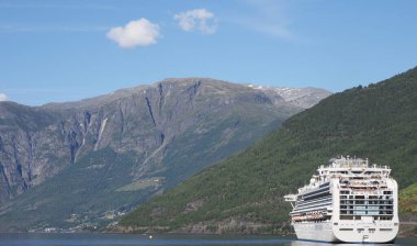 FLAM, NORway, Temmuz 2019: Sogn og Fjordane bölgesinde, güneşli yaz gününde açık mavi gökyüzü ile güzellik gemisi Sapphire Princess Cruises.