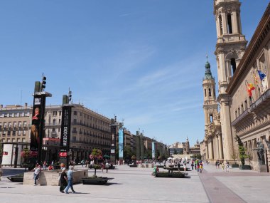 ZARAGOZA, SPAIN SEPTEMBER 2019: Avrupa 'nın Aragon ilçesindeki Main Plaza del Pilar Meydanı, ılık güneşli yaz gününde açık mavi gökyüzü.