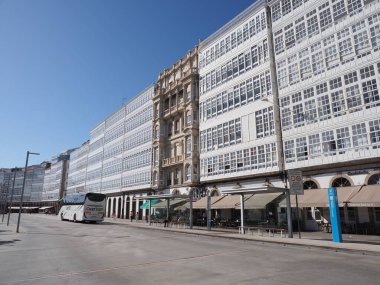 SEPTEMBER 2019 'daki CORUNA, İspanya: Galiçya bölgesindeki Avrupa şehrinin kare üzerindeki binalar, ılık güneşli yaz gününde açık mavi gökyüzü.