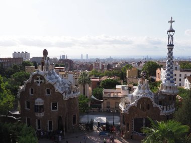 İspanya 'nın Katalonya kentindeki Avrupa Barselona kenti, Guell parkına giriş bacası, 2019 yılının güneşli yaz günü açık mavi gökyüzü..