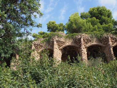 İspanya 'nın Katalonya bölgesindeki Barselona şehrinden egzotik park Guell, Eylül' ün sıcak ve güneşli 2019 yazında açık mavi gökyüzü.