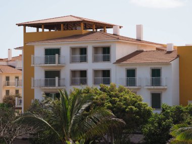 Cape Verde 'deki Afrika Sal Adası' nda bir ev. Açık mavi gökyüzü 2019 'da güneşli bir bahar günü Mart ayında..