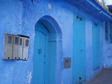 2019 'da Fas' ın Afrika şehrinde kapısı olan Arap mavi duvarı nisan ayında güneşli bir bahar günüydü..