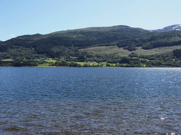 Krásné jezero Vangsvatnet poblíž evropského města Voss v Norsku — Stock fotografie