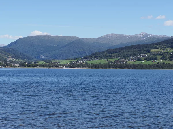 Landschaft des Vangsvatnet-Sees in der Nähe der europäischen Stadt Voss in Norwegen — Stockfoto