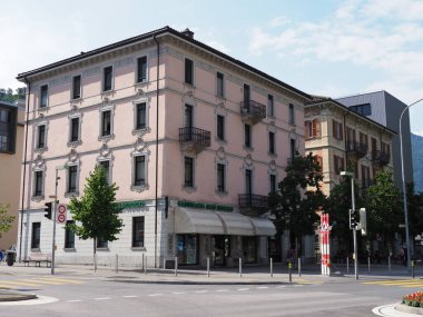 BELLINZONA, SWitness ZERLAND - Temmuz 2017: Avrupa 'nın başkenti Canton Ticino' nun kesişen yollarındaki tarihi bina ılık güneşli yaz gününde açık mavi gökyüzü