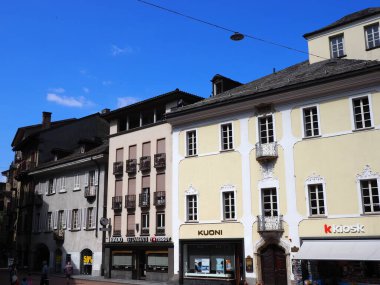 BELLINZONA, SWitness ZERLAND - Temmuz 2017: Avrupa 'nın Canton Ticino kentindeki tarihi binalar, ılık güneşli yaz gününde açık mavi gökyüzü.