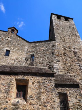 Avrupa 'daki Bellinzona şehrindeki şatonun yüksekliği, İsviçre' deki Ticino kantonunun başkenti 2017 'de güneşli bir yaz günü - dikey