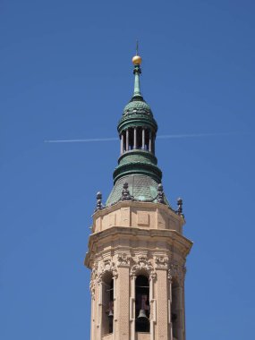 Saragossa şehrindeki Meryem Ana 'mızın katedral kulesi, Aragon bölgesindeki İspanya, açık mavi gökyüzü, 2019 eylül ayındaki sıcak yaz günü - dikey