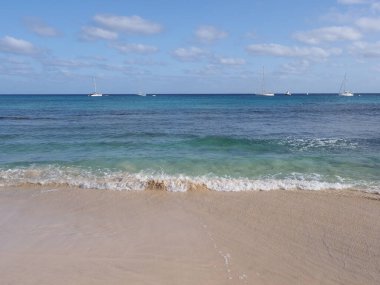 Atlantik Okyanusu 'ndaki kumlu sahil, Afrika Santa Maria kasabası Cape Verde' deki Sal Adası 'nda, açık mavi gökyüzü 2019' da güneşli bir bahar günü Mart 'ta..