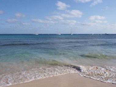 Atlantik Okyanusu 'nun güzel kıyıları Afrika Santa Maria kasabasında Cape Verde' de Sal Adası 'nda, açık mavi gökyüzü 2019' da güneşli bir bahar günü Mart ayında..