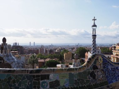İspanya 'nın Katalonya bölgesindeki Barselona şehrindeki Park Guell' de serpentine bank, Eylül 'ün sıcak yaz günü 2019' da açık mavi gökyüzü.