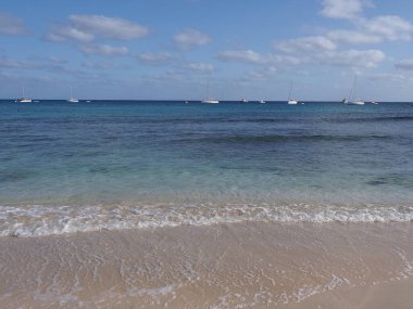 Atlantik Okyanusu 'nda güzel bir sahil Afrika Santa Maria kasabası Cape Verde' de Sal Adası 'nda, açık mavi gökyüzü 2019' da güneşli bir bahar günü Mart ayında.