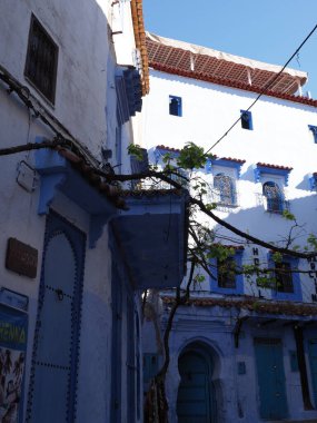 CHEFCHAOUEN, FOOCCO Nisan 2019: Sıcak güneşli bahar gününde Afrika şehrindeki Arap evi cephesi - dikey