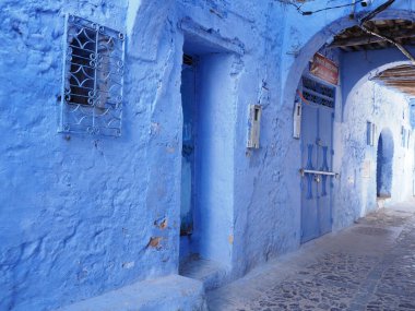 Fas 'ın Fas şehrinde Fas dar sokaklarında güneşli bir bahar günü.