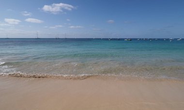 Afrika 'nın Santa Maria kasabasında Atlantik Okyanusu' ndaki sahil, yatlar ve tekneler Cape Verde 'deki Sal Adası, 2019' da açık mavi gökyüzü Nisan ayında güneşli bir bahar günü.