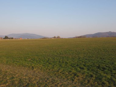 Polonya 'nın Bielsko-Biala şehrindeki güzel Silezya Beskid Dağları, Nisan' ın 2020 'de güneşli bahar gününde açık mavi gökyüzü.