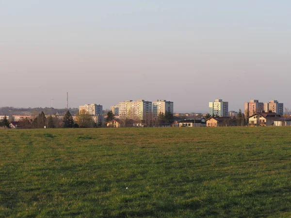 Campo Herboso Bloques Pisos Ciudad Europea Bielsko Biala Distrito Silesia — Foto de Stock