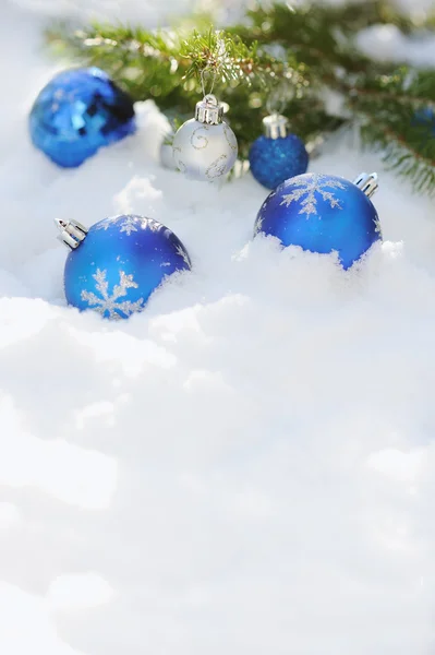 Dekoratif Noel topları açık karda