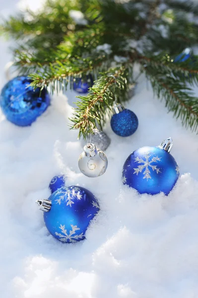 Dekoratif Noel topları açık karda