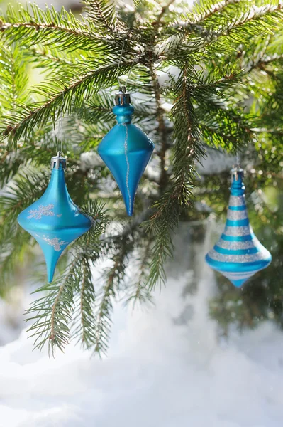 Μπλε Χριστούγεννα μπάλες σε κλαδί έλατου — Φωτογραφία Αρχείου