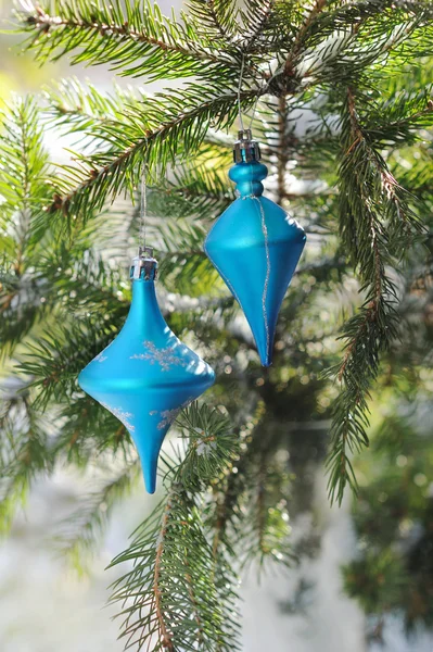 Blauwe kerstballen op tak van de zilverspar — Stockfoto