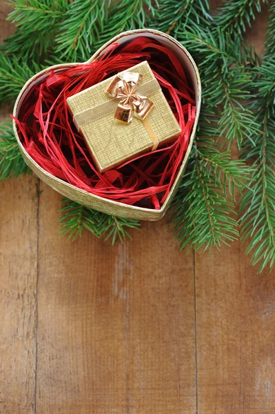 Árbol de Navidad y caja de regalo de oro — Foto de Stock