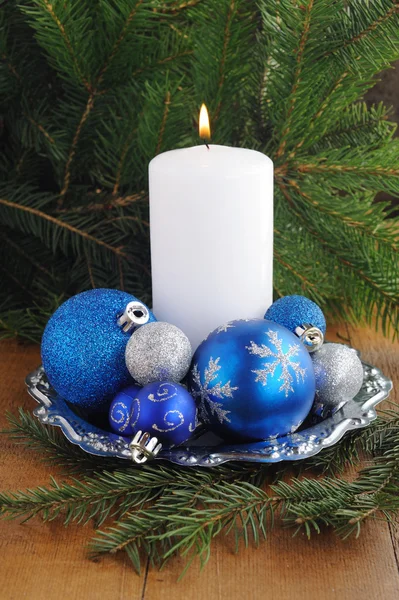 Kerstkaart met kaars, geschenkdozen, xmas boom en kleur ballen. — Stockfoto