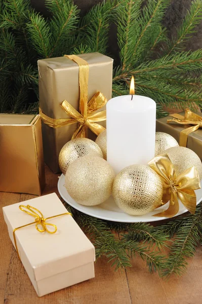 圣诞贺卡与蜡烛，礼品盒，圣诞节树和颜色球. — 图库照片