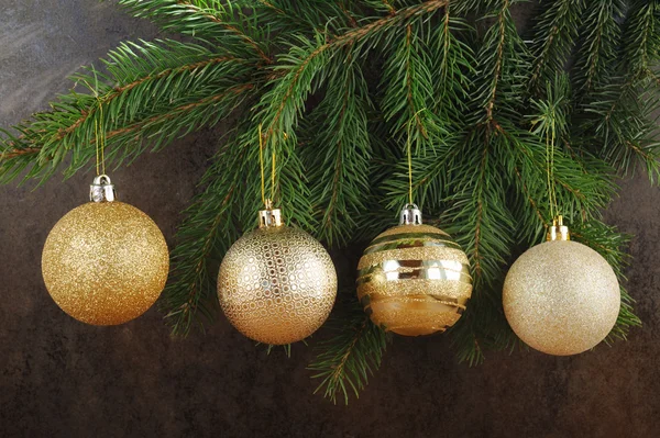 Brunch van kerstboom met kleur ballen en gouden geschenkdoos — Stockfoto