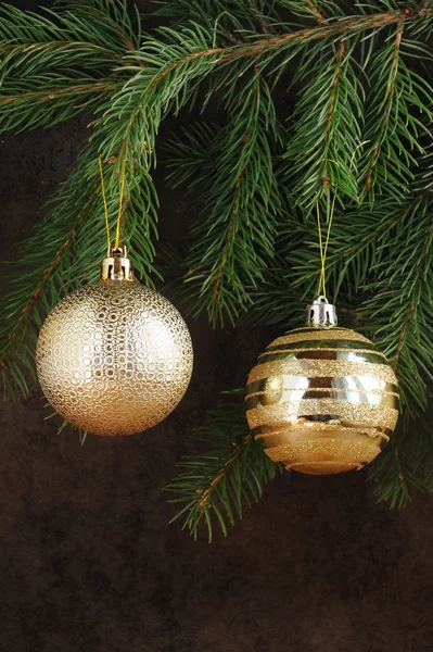 Brunch van kerstboom met kleur ballen en gouden geschenkdoos — Stockfoto