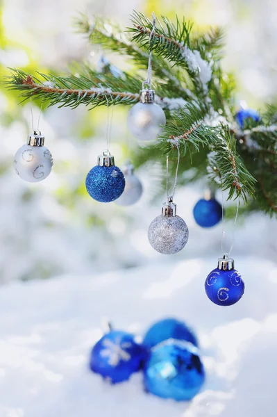 Bolas decorativas de Natal na neve ao ar livre — Fotografia de Stock