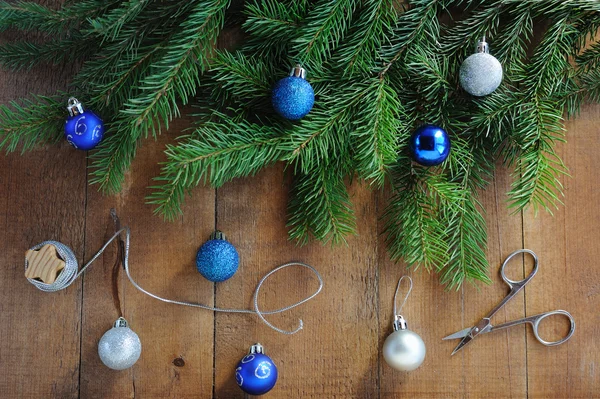 Carte de Noël avec décorations sur fond en bois texture . Photo De Stock