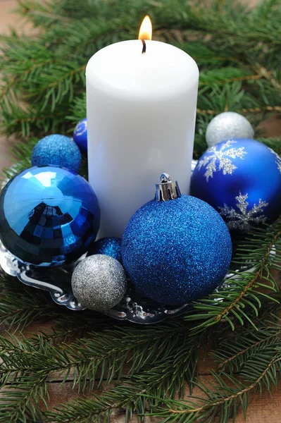 Carte de Noël avec bougie, coffrets cadeaux, sapin de Noël et boules de couleur . Photos De Stock Libres De Droits