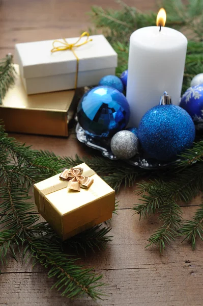 Carte de Noël avec bougie, coffrets cadeaux, sapin de Noël et boules de couleur . Images De Stock Libres De Droits