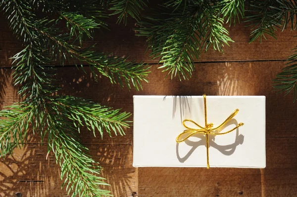 Arbre de Noël et boîte cadeau doré Photo De Stock
