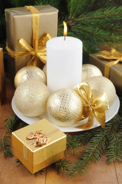 Carte de Noël avec bougie, coffrets cadeaux, sapin de Noël et boules de couleur . Image En Vente