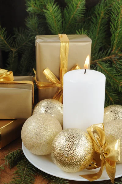 Carte de Noël avec bougie, coffrets cadeaux, sapin de Noël et boules de couleur . Images De Stock Libres De Droits