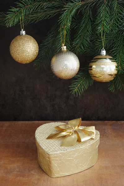 Brunch d'arbre de Noël avec des boules de couleur et boîte cadeau d'or Images De Stock Libres De Droits