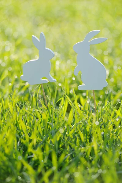 Velikonoční dekorace králíků v čerstvá jarní tráva — Stock fotografie