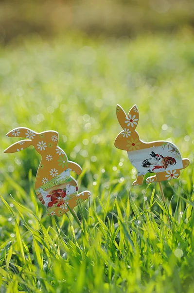 Velikonoční dekorace králíků v čerstvá jarní tráva — Stock fotografie