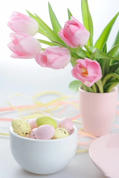 Decoração de Páscoa com ovos pintados e belas tulipas rosa — Fotografia de Stock