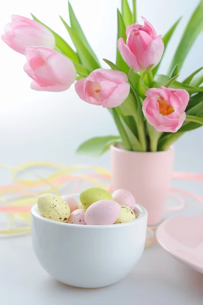 Easter decoration with painted eggs and beautiful pink tulips — Stock Photo, Image