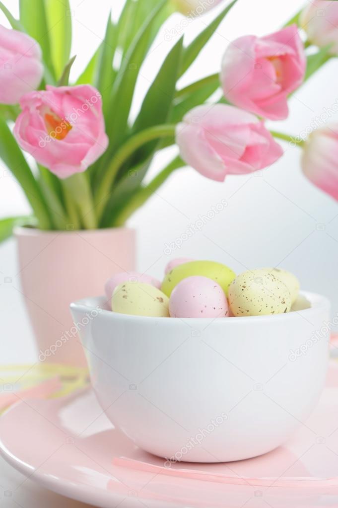 Påsk inredning med målade ägg och vackra rosa tulpaner ...