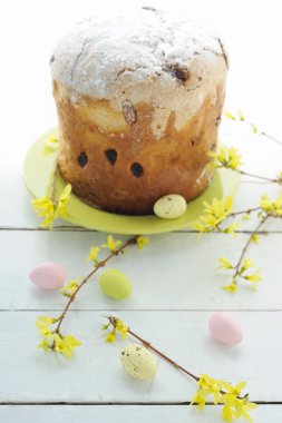 Yumurta tatil kek ve çiçekli dallar ahşap tablo Easter kompozisyonu