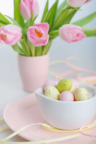 Velikonoční výzdoba malovaná vajíčka a krásné růžové tulipány — Stock fotografie