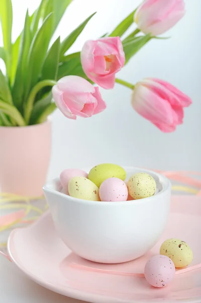 Easter decoration with painted eggs and beautiful pink tulips — Stock Photo, Image
