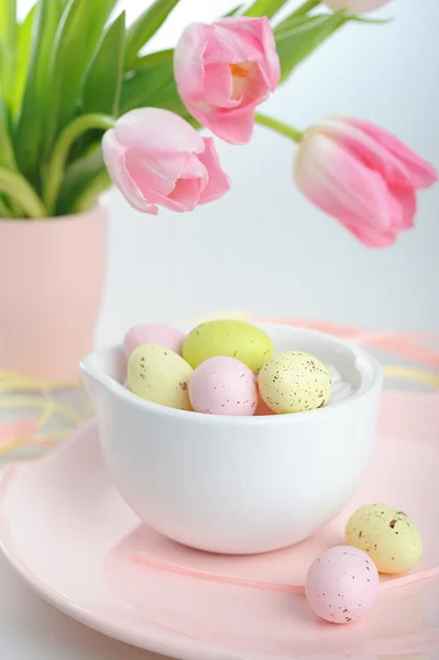 Decoração de Páscoa com ovos pintados e belas tulipas rosa — Fotografia de Stock