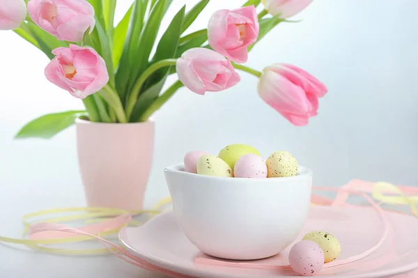 Easter decoration with painted eggs and beautiful pink tulips — Stock Photo, Image