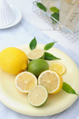 Taze limon ve limon ile kase ve iki bardak limonata Beyaz ahşap zemin üzerinde